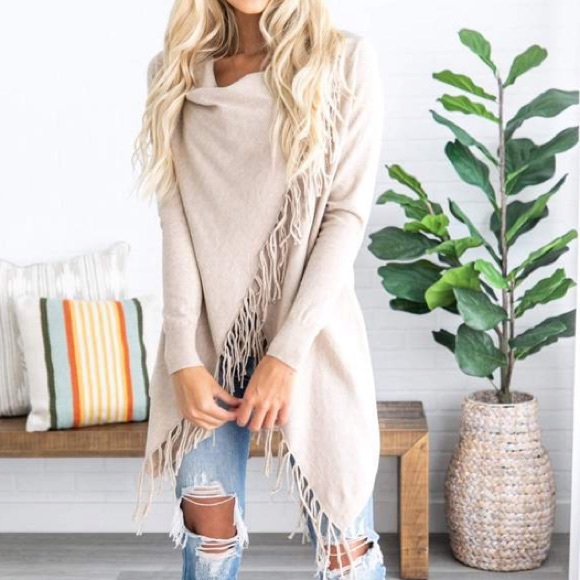 Saks Fifth Avenue Sweaters - NWOT Saks 5th Avenue sweater